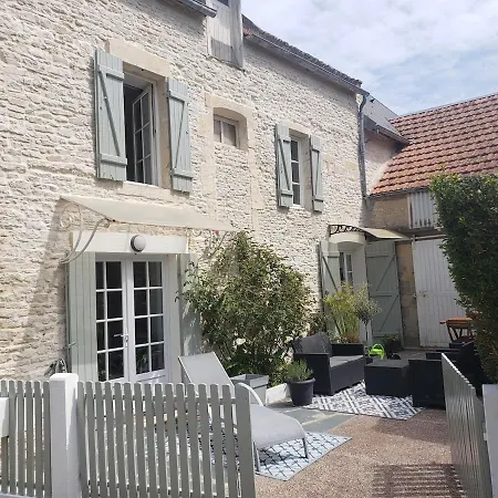 Holiday home Maison De Charme Avec Terrasse Ver-sur-Mer